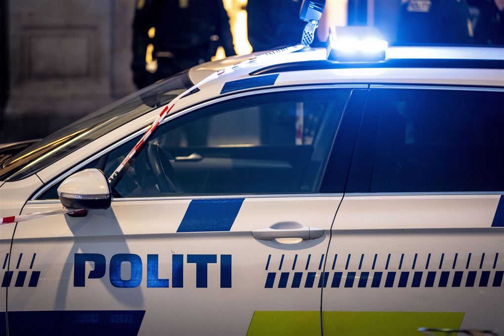 politibil holder på vej 