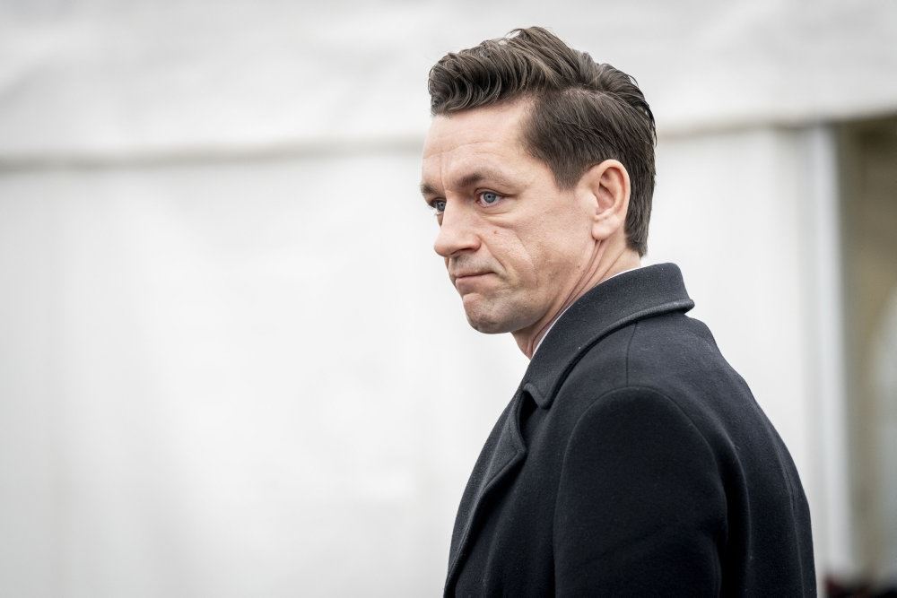 mand i sort fotograferet fra siden