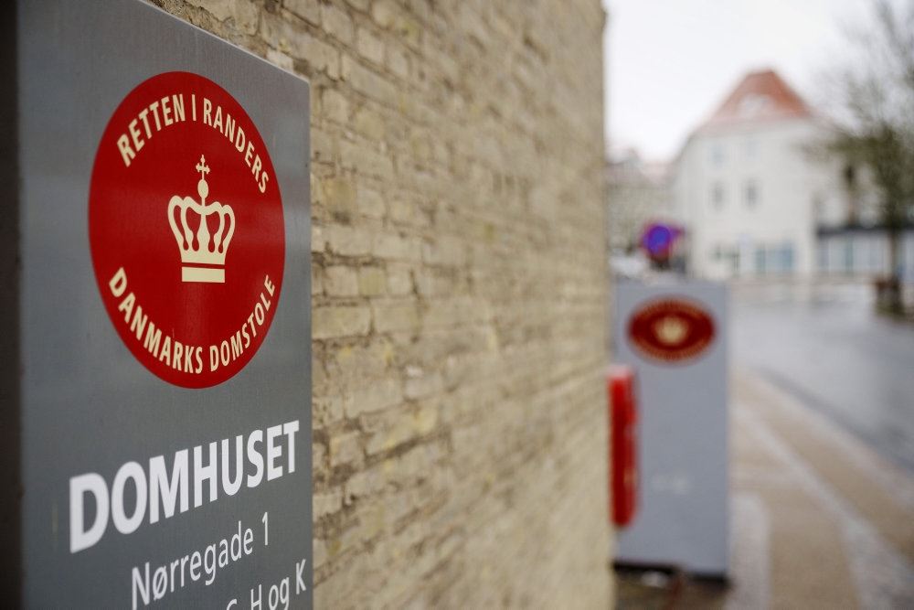 Skilt foran retsbygning i Randers