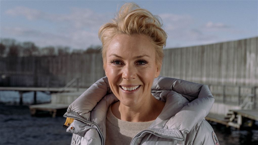 kvinde i varm jakke og med stort smil