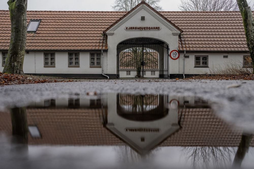 stor hovedbygning på gård