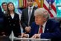 Trump signerer papirer