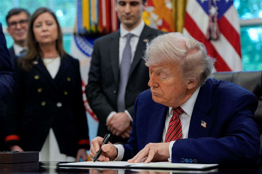 Trump signerer papirer