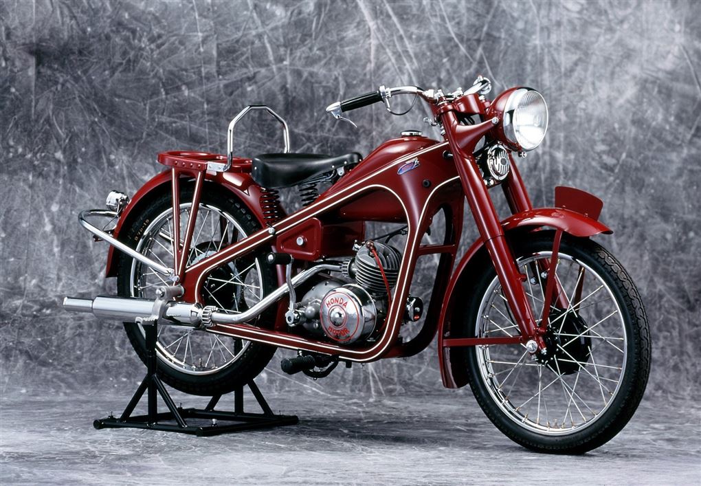 en gammel rød motorcykel