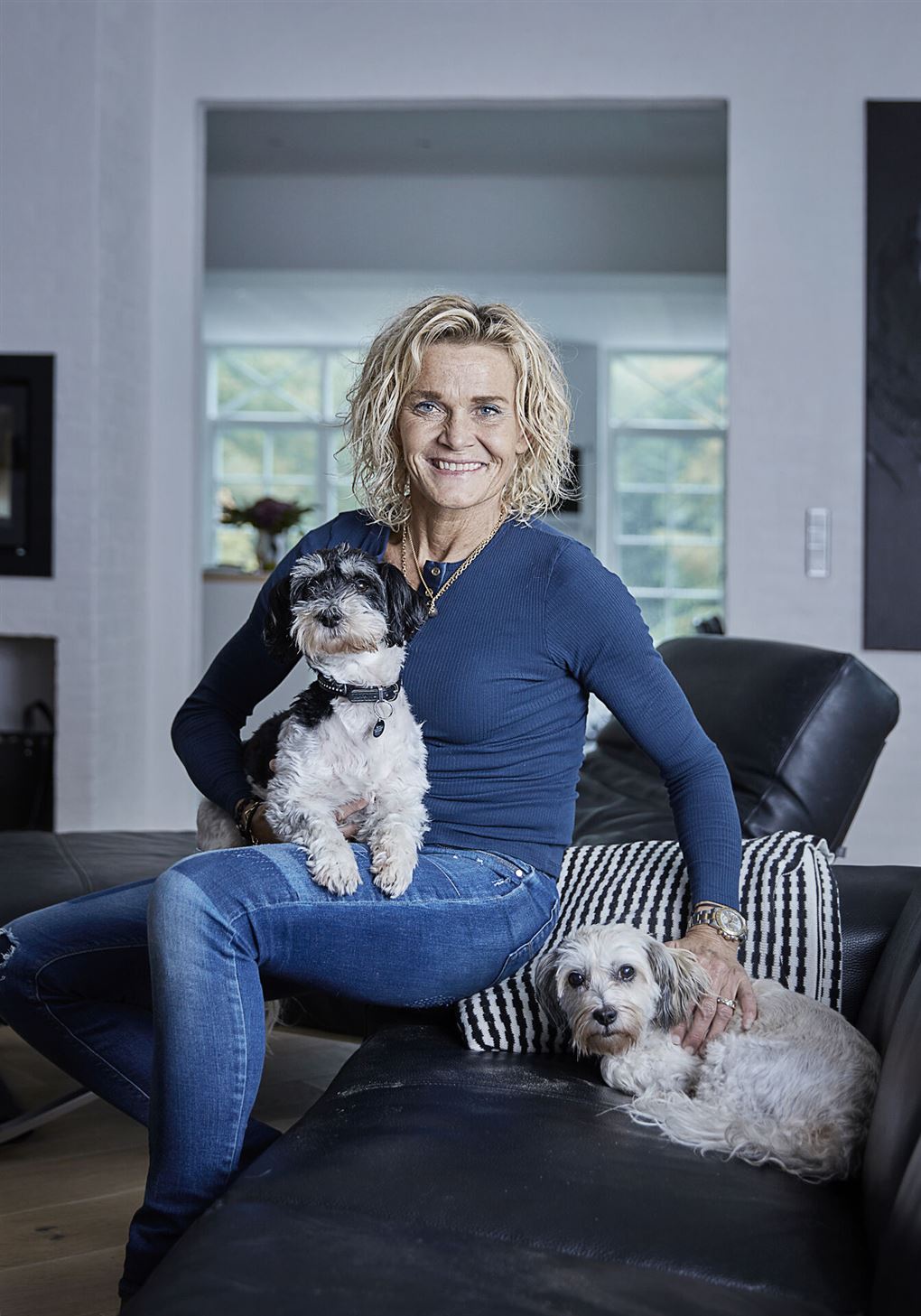 en smilende kvinde med en hund