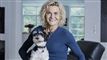 en smilende kvinde med en hund