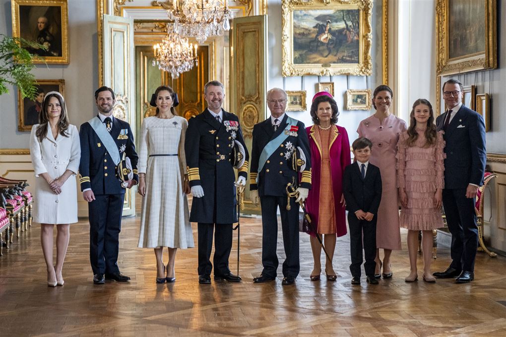 Den svenske kongefamilie sammen med kong Frederik og dronning Mary