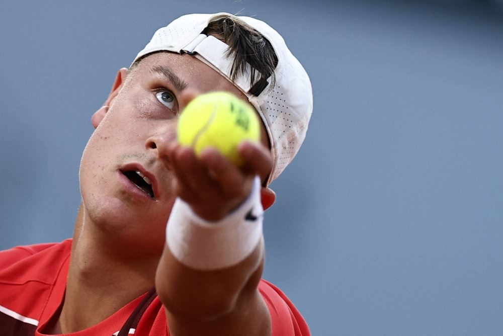 tennisspiller server med bold lige foran øjet