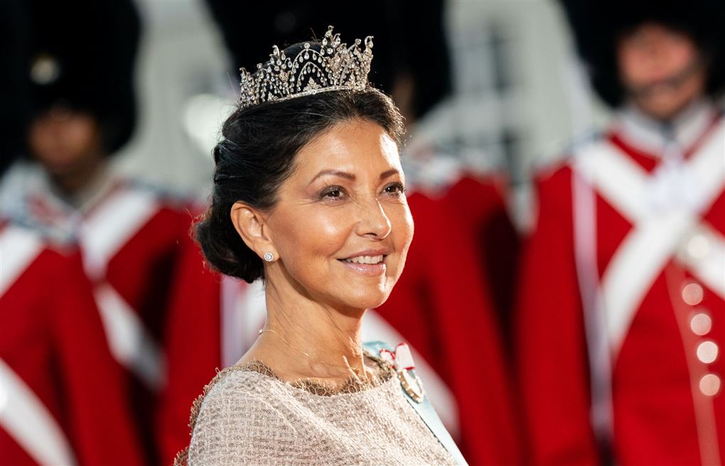 en festklædt kvinde med diadem
