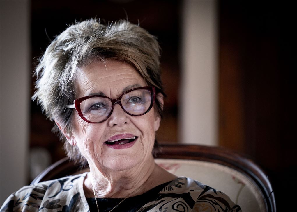 Portræt af smilende Ghita med briller