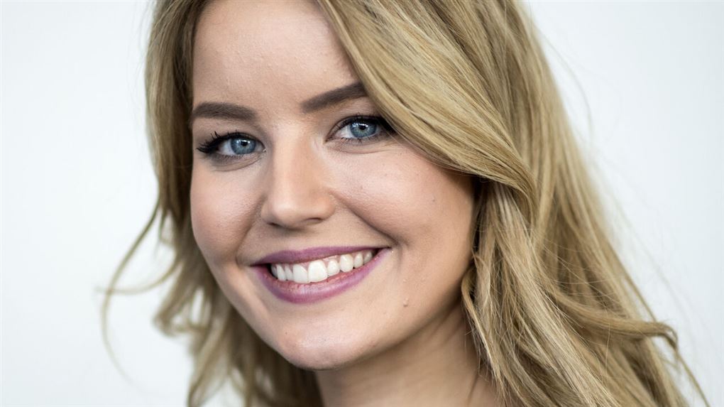 Smilende ung Simone Egeriis med blond langt hår