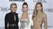 Yolanda, Bella og Gigi på en rød løber med armene om hinanden