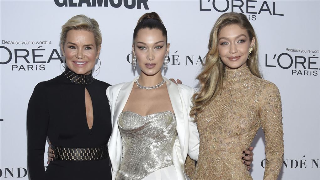 Yolanda, Bella og Gigi på en rød løber med armene om hinanden