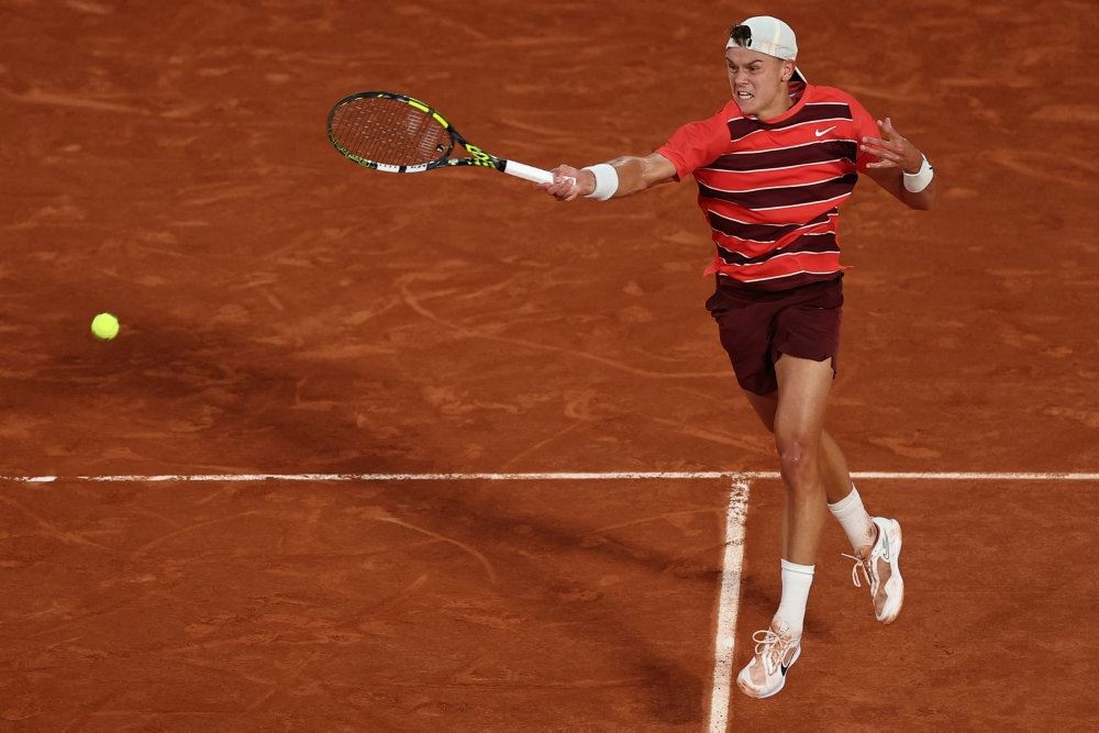 Tennisspiller på banen
