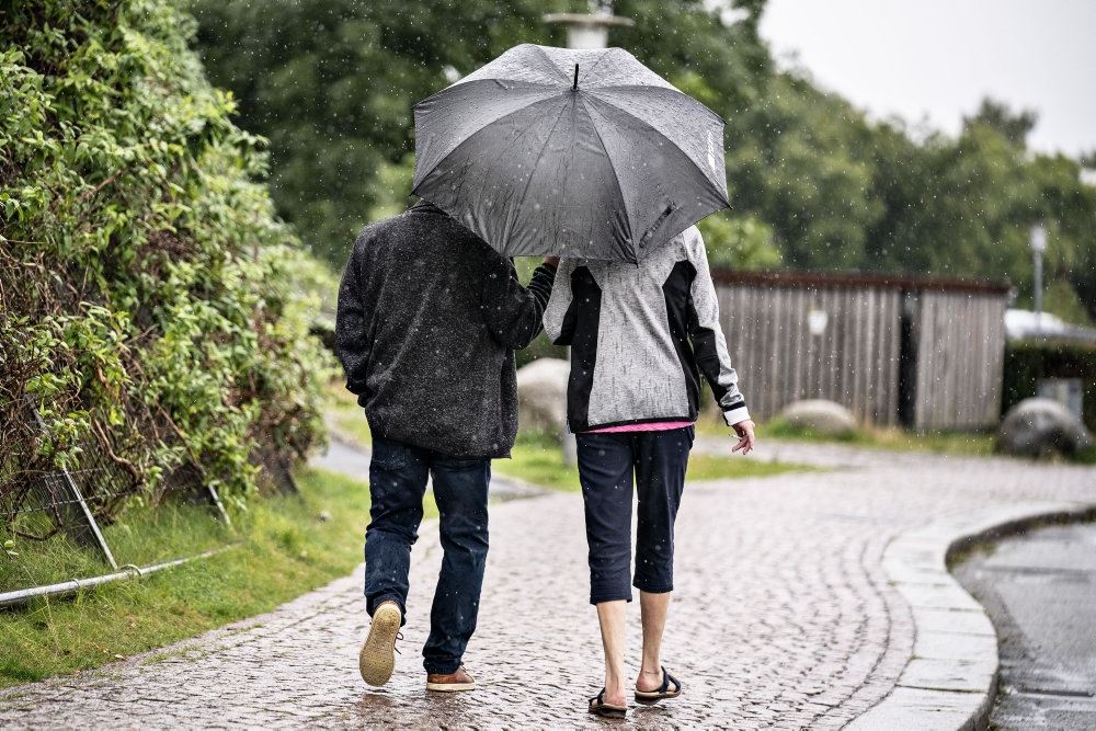 personer under paraply på gade