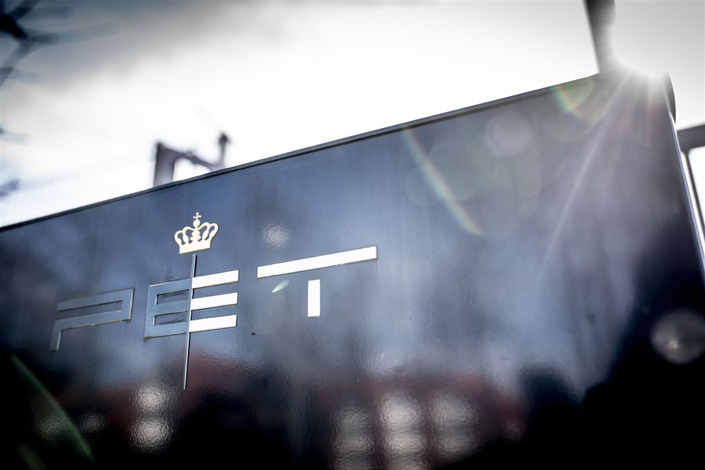 en facade med et skilt
