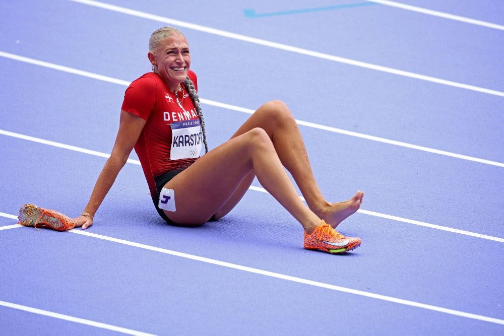 en smuk kvinde på en atletikbane