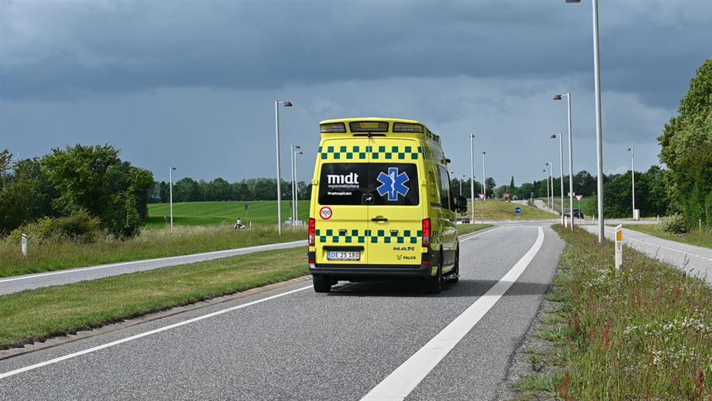 en ambulance på en landevej