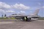 Et F16 fly holdende på landjorden