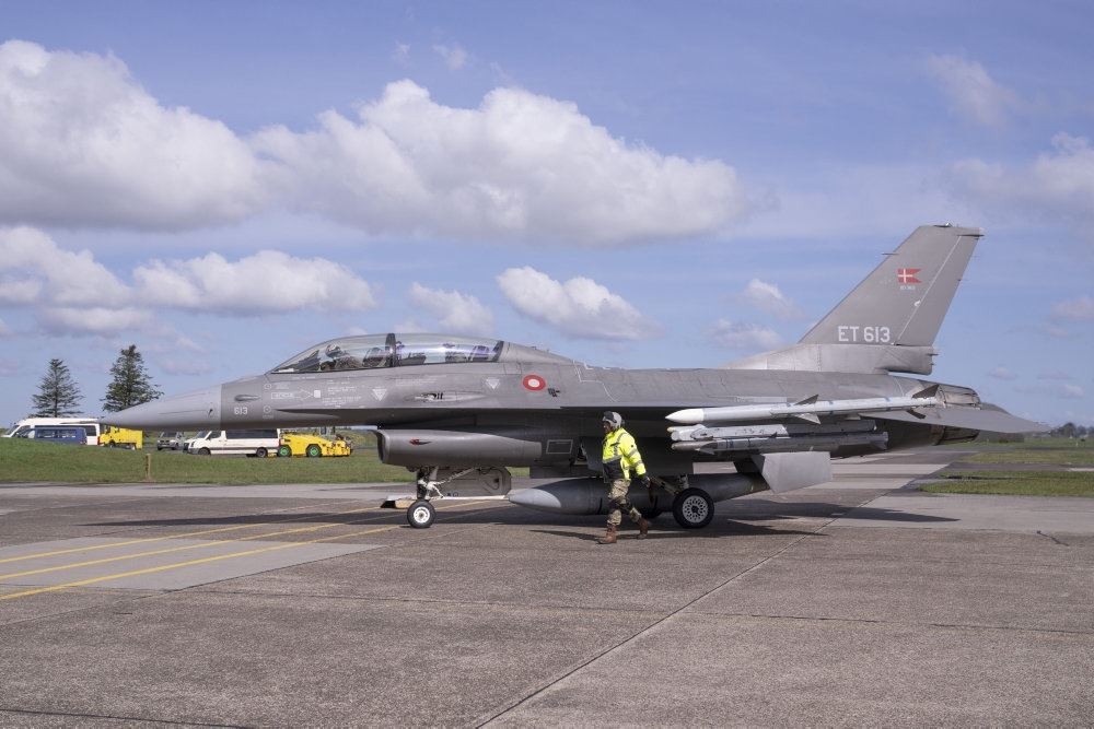 Et F16 fly holdende på landjorden
