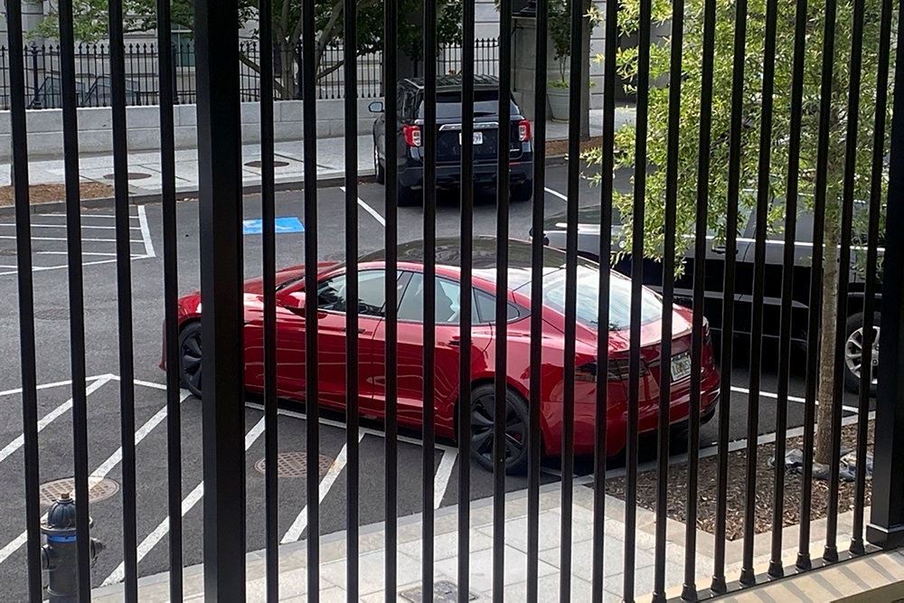 Tesla-bil ses bag hegn