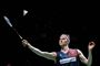 badmintonspiller med strakt ketcher