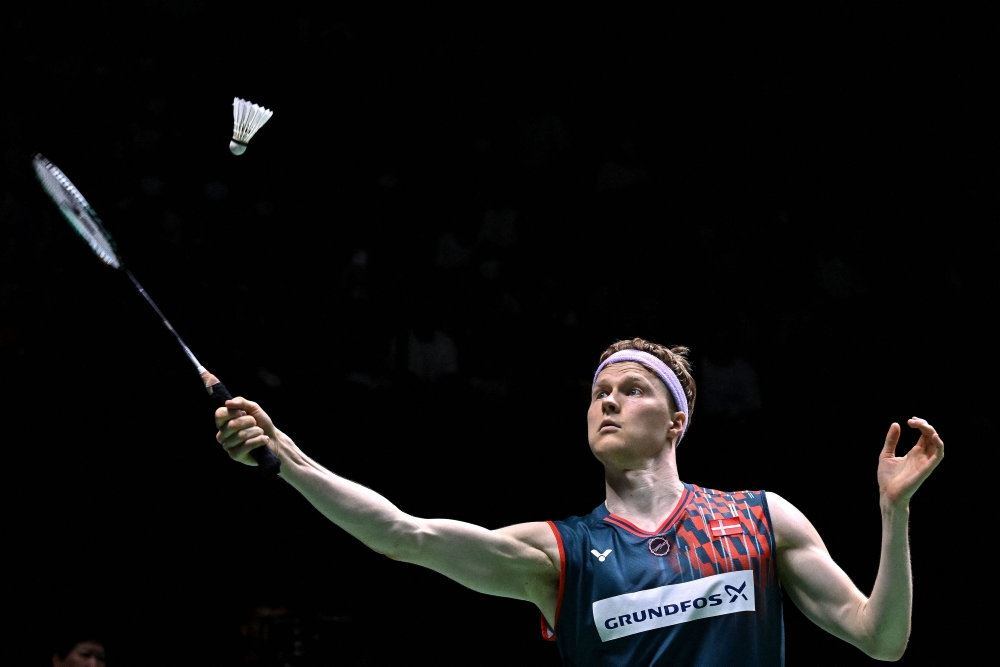 badmintonspiller med strakt ketcher