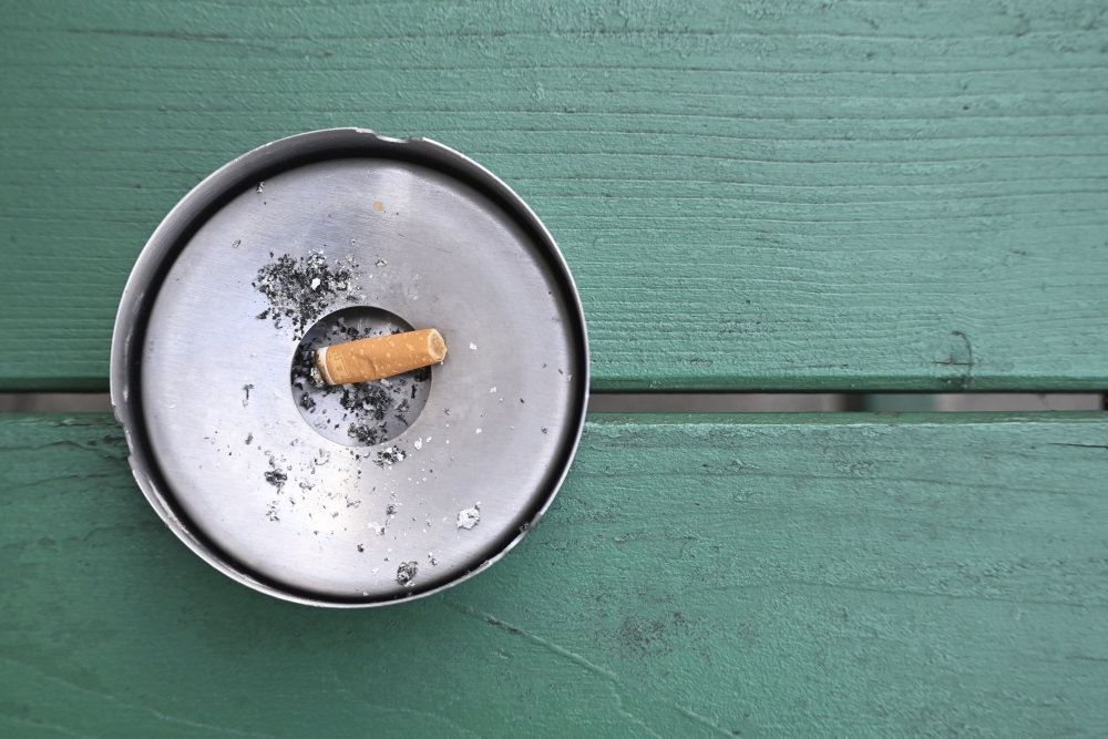 en slukket cigaret i askebæger