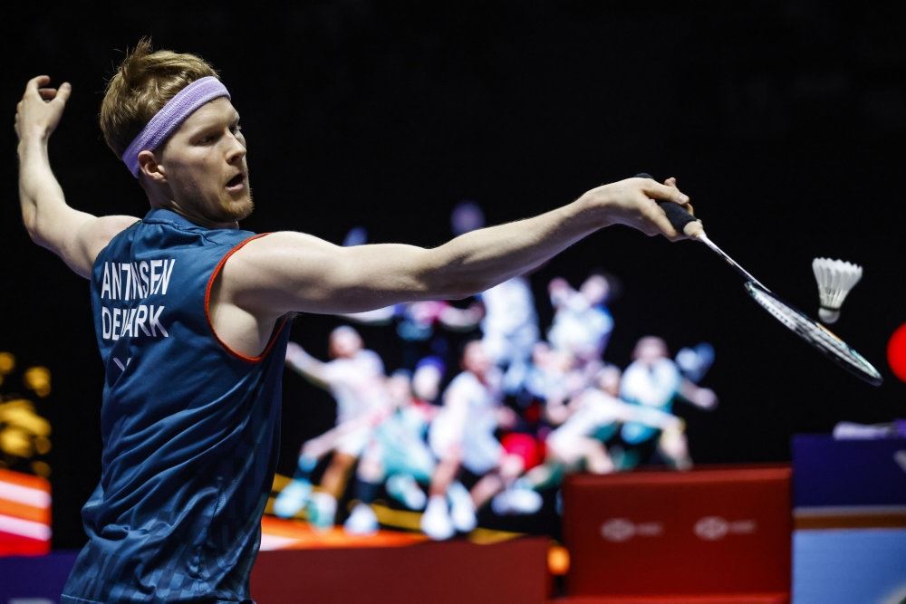 Antonsen slår til en fjerbold med sin ketsjer