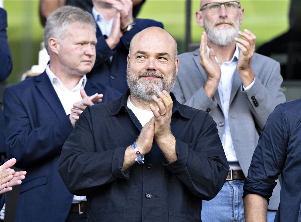 Anders Holch Povlsen klapper på en tribune