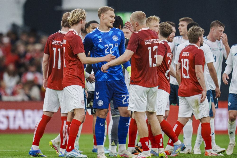 Fodboldspillere jubler på banen