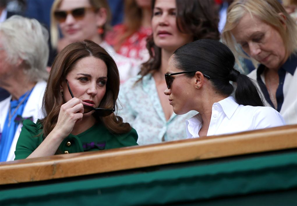 To prinsesser ser tennis