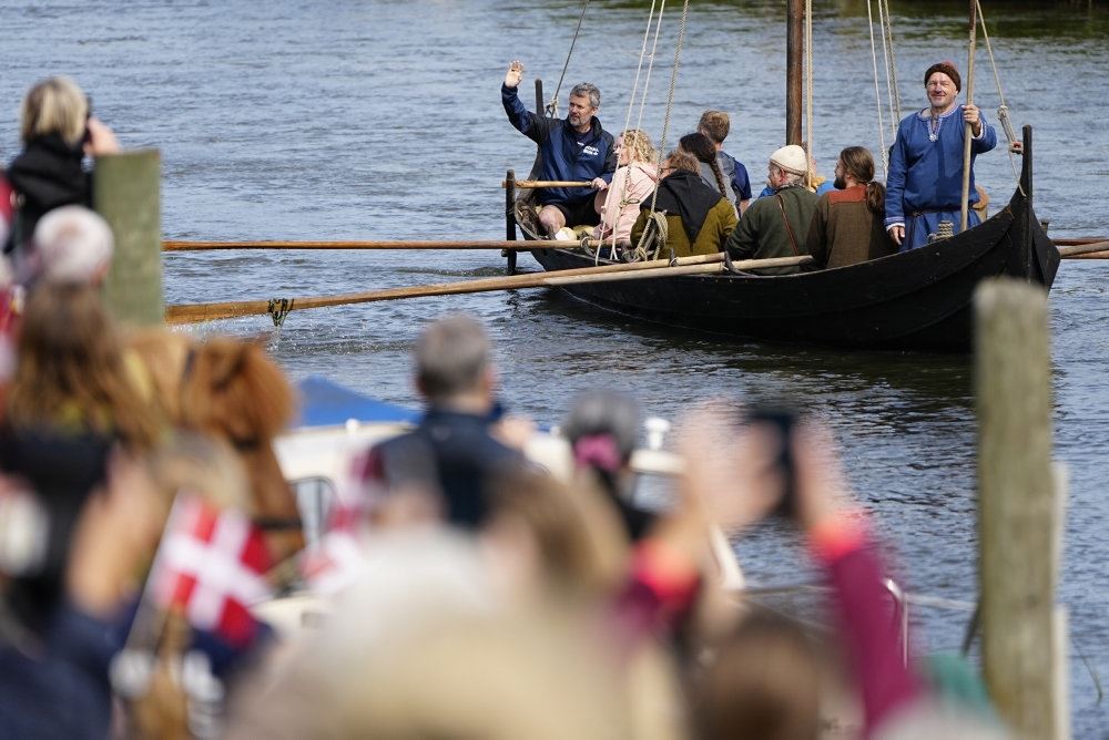 en vikingebåd med folk i på søen