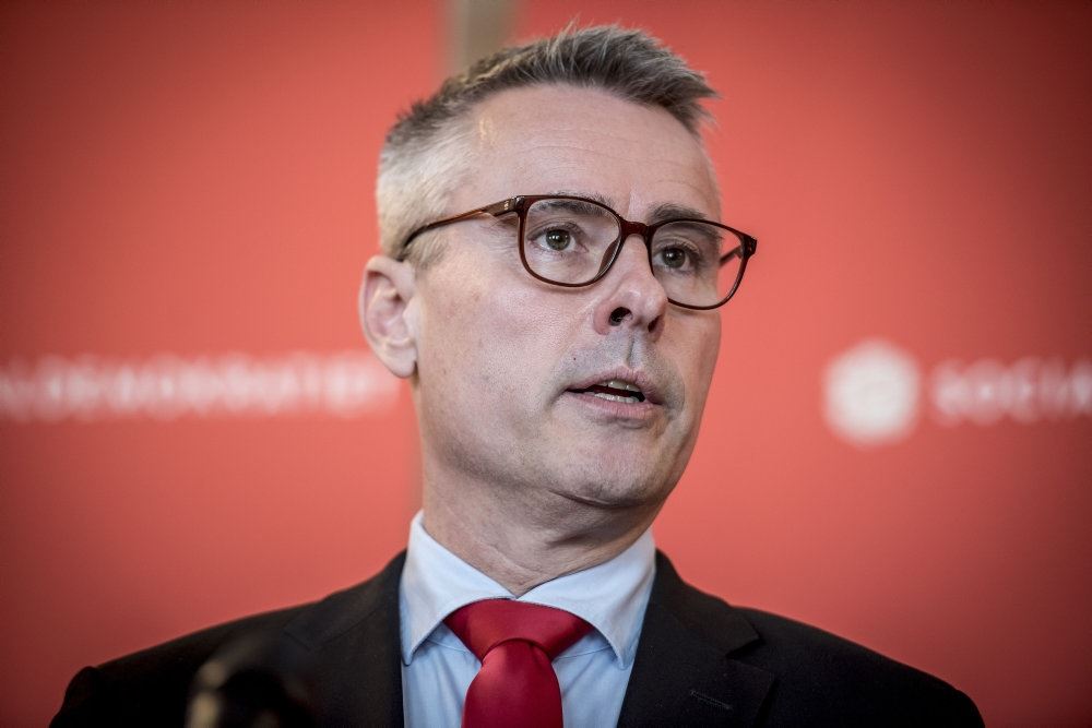 portræt af mand med briller