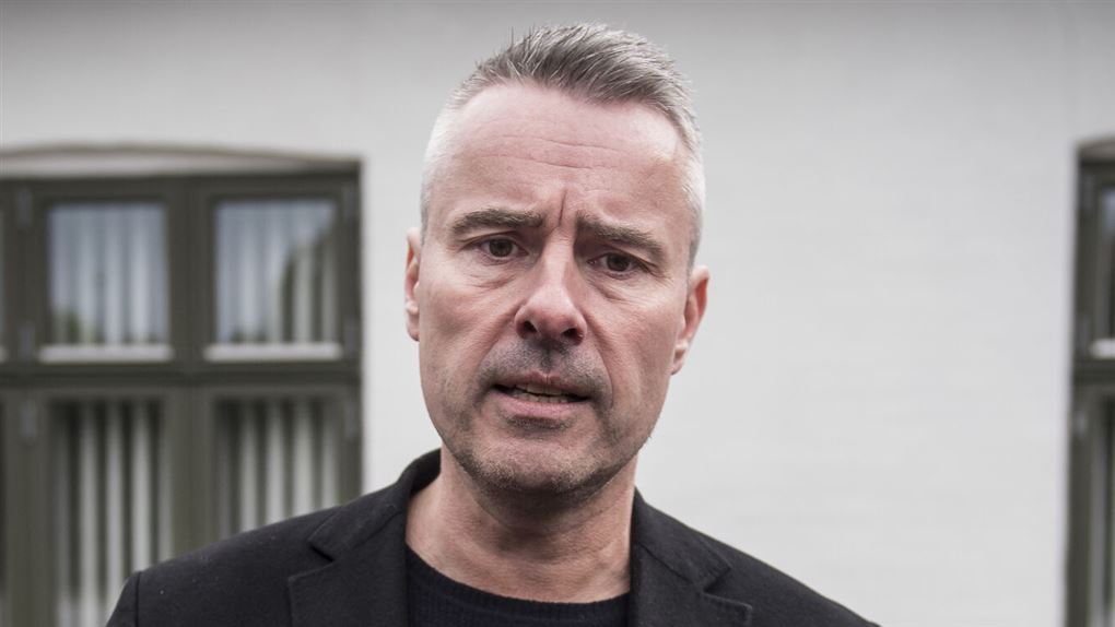 en mand ser alvorlig og presset ud