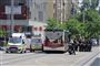 Ambulancer og politi holder ved bus