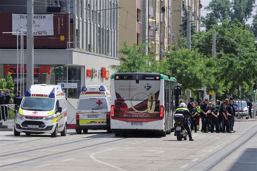 Ambulancer og politi holder ved bus