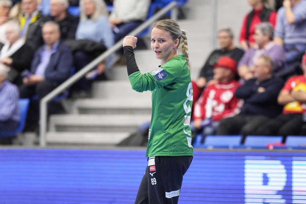 håndboldkvinde på banen