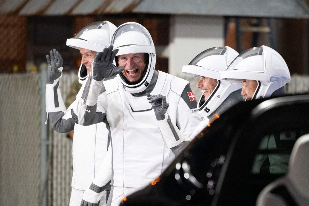 Personer i astronaut-outfit