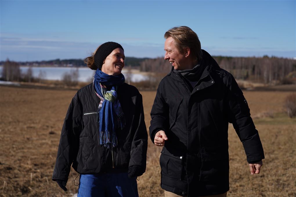et par går i en mark og taler