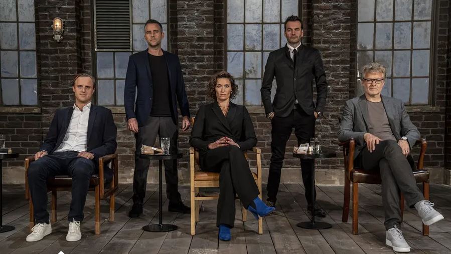 Jan Lehrmann sammen med de fem løver fra Løvens Hule 