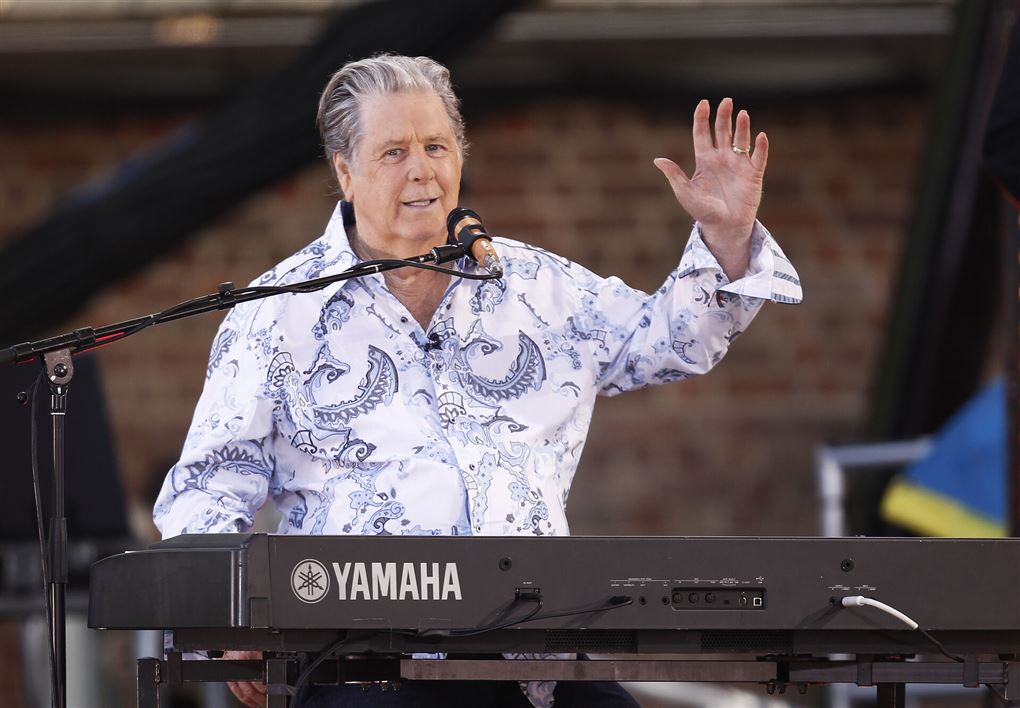 Brian Wilson spiller på et keyboard og har den ene arm i vejret