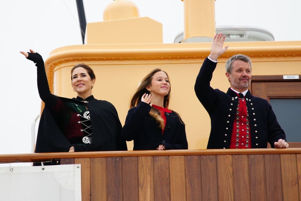 Mary, datteren og frederik vinker fra kongeskibet.