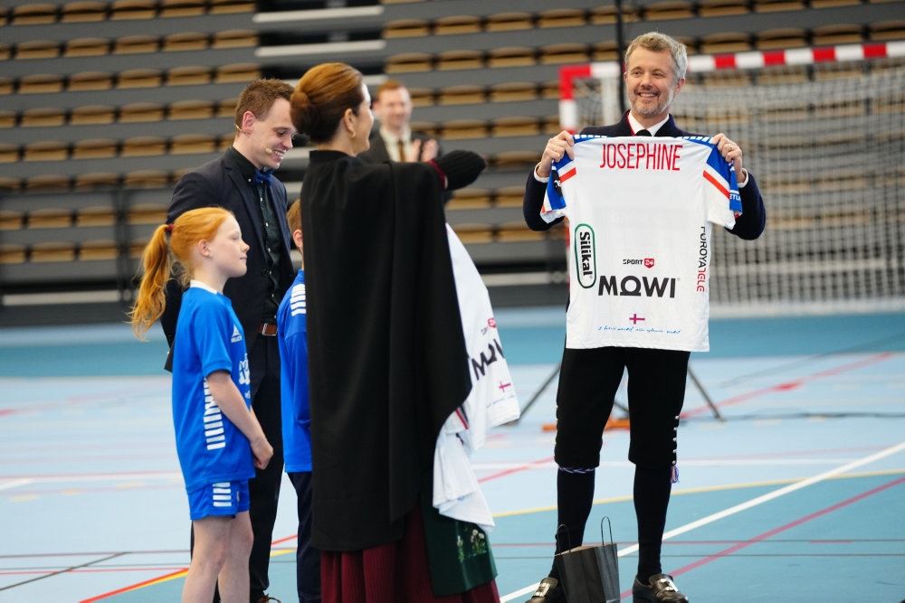 Mary og Frederik i en sportshal med nogle spillere
