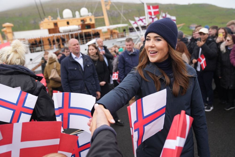 Mary møder folket med stort smil