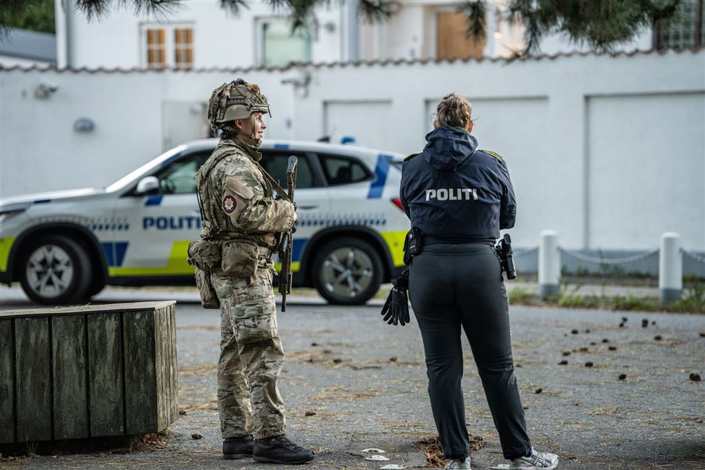 politi ved ambassaden