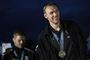 mand i sort med medalje om halsen