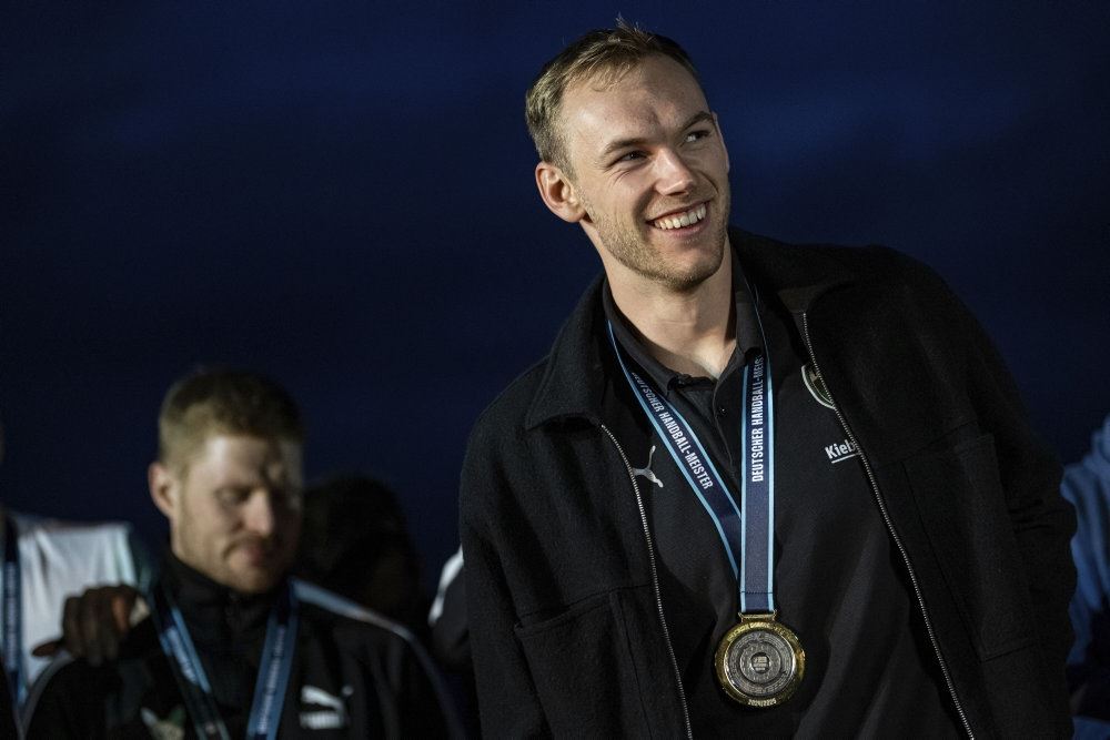 mand i sort med medalje om halsen