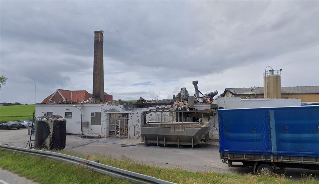 en fabrik der er ramt af brand