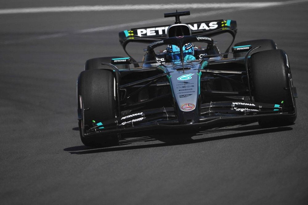 formel 1 bil kører over målstregen